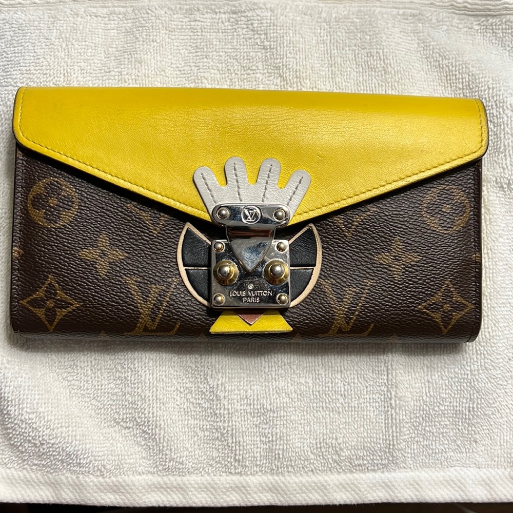 Louis Vuitton yellow wallet. Very good condition. Limited edition.